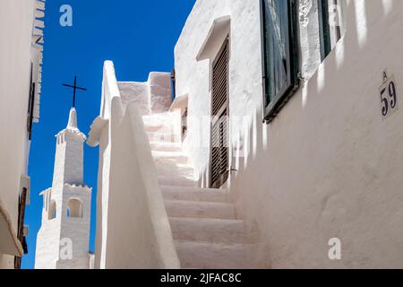 Minorca, Spagna - Jun 23, 2022: Ben conservate case bianche della città vecchia Binibeca Foto Stock