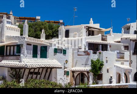 Minorca, Spagna - Jun 23, 2022: Ben conservate case bianche della città vecchia Binibeca Foto Stock