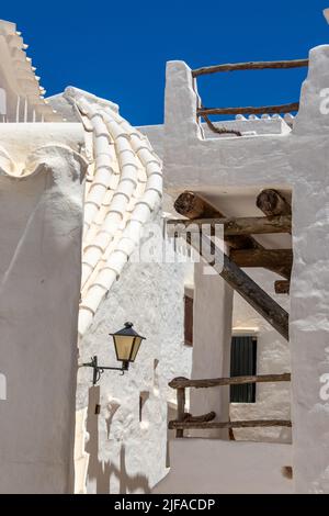 Minorca, Spagna - Jun 23, 2022: Ben conservate case bianche della città vecchia Binibeca Foto Stock