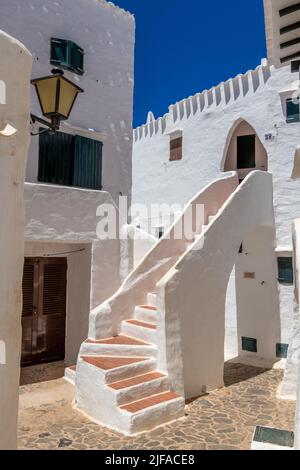 Minorca, Spagna - Jun 23, 2022: Ben conservate case bianche della città vecchia Binibeca Foto Stock
