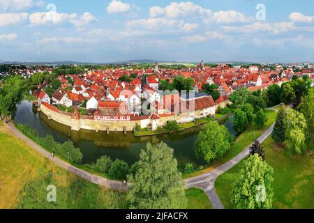 Vista aerea da sud-est, Seeweiher con Seeweihermauer, mura della città, fortificazioni della città, città vecchia Weissenburg, Franconia media, Franconia Foto Stock