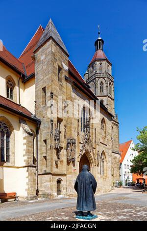 Il monumento del Dr. Martin Luther si affaccia sulla chiesa parrocchiale di Sant'Andrea, costruita tra il 1327 e il 1507, in stile neogotico, nel centro storico, in piazza Marthin Luther, a Weissenburg, Dr. Foto Stock