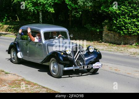 Citroen Traction Avant, Vintage Car Ride 4th Embouteillage de la N12 a Landerneau, Dipartimento Finistere Penn-ar-Bed, Regione Bretagne Breizh, Francia Foto Stock