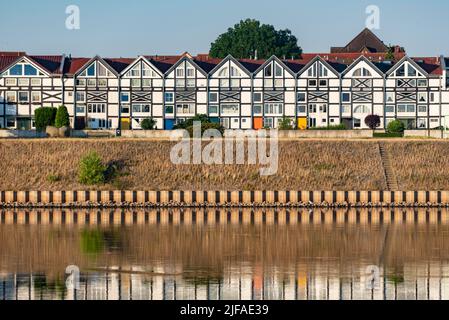 Case a graticcio sulla pista ciclabile dell'Elba, saline-Elbhaeuser, a 130 metri uno dei più lunghi complessi a graticcio in Germania, Schoenebeck Foto Stock