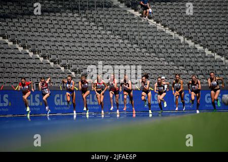 Feature, gruppo, campo, corridori all'inizio, azione, dietro di loro tribune vuote, Stadio Olimpico, finale femminile 1500m su 26.06.2022 German Athletics Championships 2022, dal 25,06. - 06/26/2022 a Berlino/Germania. ÃÂ Foto Stock