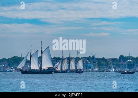 Windjammer Parade Off Laboe, due navi alte, goletta di gaff a due alberi Abel Tasman (a sinistra) e goletta di gaff a tre alberi Albert Johannes (a destra) Foto Stock