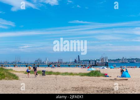 Falkenstein spiaggia, spettatori della sfilata windjammer, goletta gaff, Laboe, molo, monumento navale, frangivento, tempo libero, bagno, ombrellone, duna Foto Stock
