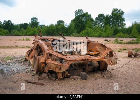 abbandonata arrugginita vecchia auto lasciato a marciume in campagna Foto Stock