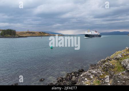 Traghetto dalla terraferma vicino Oban che arriva in città da Mull, passando Kerrera Foto Stock