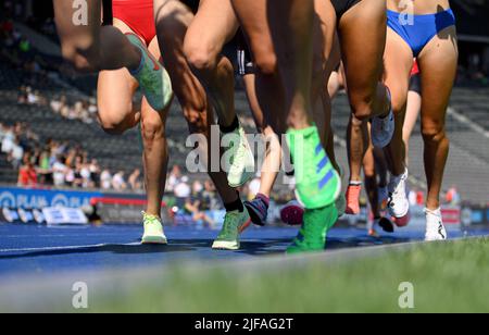 Caratteristica, gruppo, campo, corridori, azione, Gambe, scarpe, finale femminile 1500m in data 06/26/2022 German Athletics Championships 2022, dal 06/25/2022. - 06/26/2022 a Berlino/Germania. ÃÂ Foto Stock