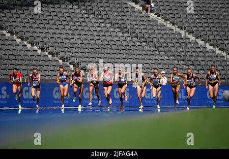 Feature, gruppo, campo, corridori all'inizio, azione, dietro di loro tribune vuote, Stadio Olimpico, finale femminile 1500m su 26.06.2022 German Athletics Championships 2022, dal 25,06. - 06/26/2022 a Berlino/Germania. ÃÂ Foto Stock