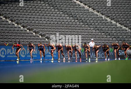 Feature, gruppo, campo, corridori all'inizio, azione, dietro di loro tribune vuote, Stadio Olimpico, finale femminile 1500m su 26.06.2022 German Athletics Championships 2022, dal 25,06. - 06/26/2022 a Berlino/Germania. ÃÂ Foto Stock