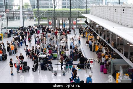 Monaco di Baviera, Germania. 01st luglio 2022. I passeggeri si trovano al banco del check-in presso l'aeroporto di Monaco. Molti passeggeri sono ancora in attesa dei bagagli una settimana dopo la sosta all'aeroporto di Monaco. Credit: Sven Hoppe/dpa/Alamy Live News Foto Stock