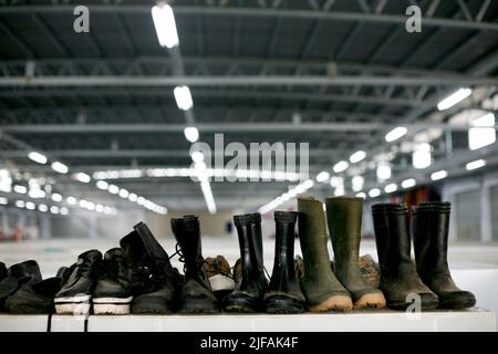 Scarpe e stivali usati su scaffale Foto Stock