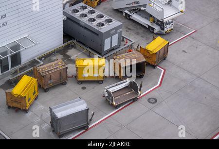 Monaco di Baviera, Germania. 01st luglio 2022. I bagagli si trovano sul tarmac dell'aeroporto di Monaco. Molti passeggeri sono ancora in attesa dei bagagli una settimana dopo la sosta all'aeroporto di Monaco. Credit: Sven Hoppe/dpa/Alamy Live News Foto Stock