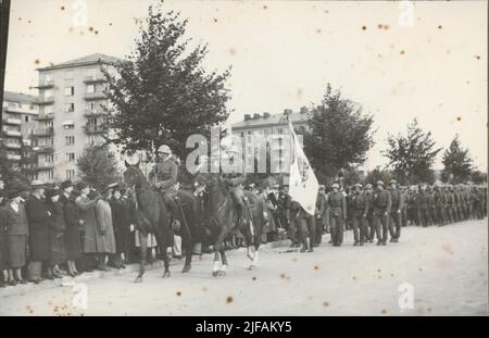 Soldati e ufficiali di Göta Livgarde in 2 sfilate di fronte agli spettatori. Foto Stock