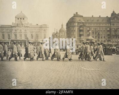 Soldati del CFFICERSCUSEN 1916-1917 presso l'Università militare Karlberg marches contro Nybrokajen. Il Teatro drammatico reale è visto sullo sfondo - Dramaten. Foto Stock