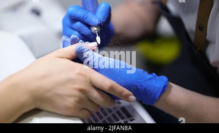 Processo di manicure e master lucidano chiodo utilizzando macchina automatizzata Foto Stock