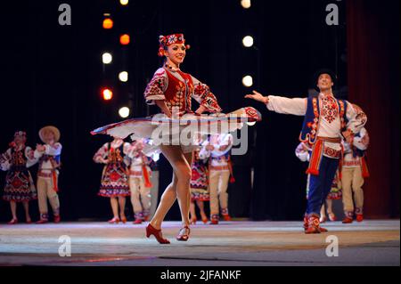 Ballerini di Virsky, ensemble di danza folcloristica nazionale ucraino, che si esibiscono sul palco. Marzo 18, 2017. Kiev, Ucraina Foto Stock