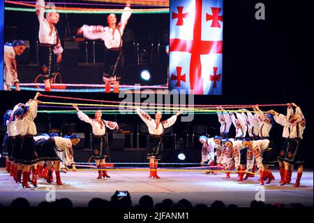 Ballerini di Virsky, ensemble di danza folcloristica nazionale ucraino, che si esibiscono sul palco. Marzo 18, 2017. Kiev, Ucraina Foto Stock