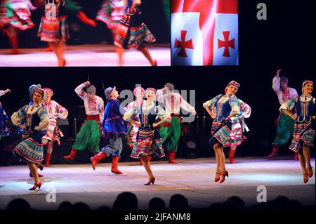 Ballerini di Virsky, ensemble di danza folcloristica nazionale ucraino, che si esibiscono sul palco. Marzo 18, 2017. Kiev, Ucraina Foto Stock