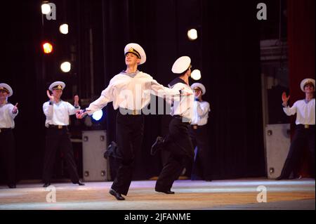 Ballerini di Virsky, ensemble di danza folcloristica nazionale ucraino, che si esibiscono sul palco di danza Sailor. Marzo 18, 2017. Kiev, Ucraina Foto Stock