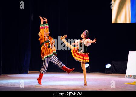 Ballerini di Virsky, ensemble di danza folcloristica nazionale ucraino, che si esibiscono sul palco. Marzo 18, 2017. Kiev, Ucraina Foto Stock