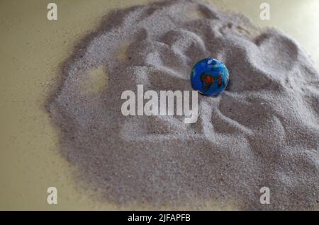 Un piccolo mondo asciutto ha bisogno di fortuna. Foto Stock