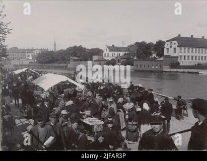 Vista della città da Norrköping, la gente visita il mercato. Vista della città da Norrköping, la gente visita il mercato. La fotografia è inclusa in album contenenti 15 immagini del periodo 1892-1893 che raffigurano il reggimento di Second Life Grenadier, la scuola di volontariato e la città viste da Norrköping. Foto Stock