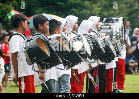 alcuni studenti stanno praticando una banda di marching con vari strumenti musicali Foto Stock