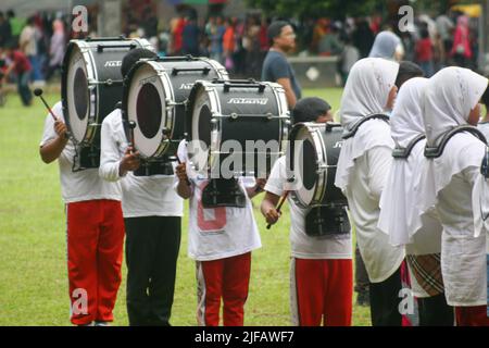 alcuni studenti stanno praticando una banda di marching con vari strumenti musicali Foto Stock