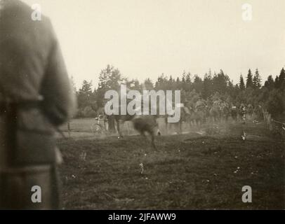 Un gruppo di soldati del Life Regiment's Husars K 3 per l'esercizio di equitazione. Civile in bicicletta guarda la cavalleria di bypass. Foto Stock