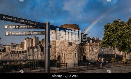 Un bellissimo arcobaleno sopra la Torre di Londra dopo la pioggia. Foto Stock