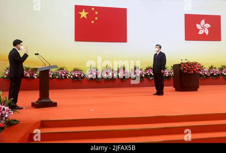 (220701) -- HONG KONG, 1 luglio 2022 (Xinhua) -- il presidente cinese Xi Jinping, segretario generale del Comitato centrale del Partito comunista cinese e presidente della Commissione militare centrale, Amministra il giuramento al sesto direttore generale della Regione amministrativa Speciale di Hong Kong (HKSAR) John Lee presso il Centro Convegni ed Esposizioni di Hong Kong, Hong Kong della Cina meridionale, il 1 luglio 2022. XI ha partecipato ad una riunione che si è tenuta qui venerdì mattina per celebrare il 25th° anniversario del ritorno di Hong Kong nella patria e la cerimonia inaugurale del sesto governo del Foto Stock