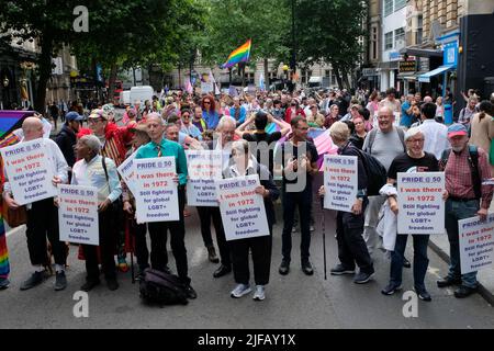 Londra, Regno Unito. 1st luglio 2022. Le persone dei 500 membri originali del fronte di Liberazione Gay (GLF) che hanno partecipato alla marcia Pride originale il 1st luglio 1972 commemorano il 50th° anniversario. Credit: Matthew Chattle/Alamy Live News Foto Stock