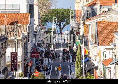 Foto della città di Arcachon, in Francia, scattata dall'alto durante un pomeriggio soleggiato. Arcachon è la città principale della baia di Arcachon (bassin d'Arcachon, o Foto Stock