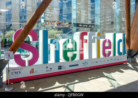 Sheffield cartello all'interno di Sheffield Winter Gardens, Surrey Street, Sheffield, South Yorkshire, Inghilterra, Regno Unito Foto Stock