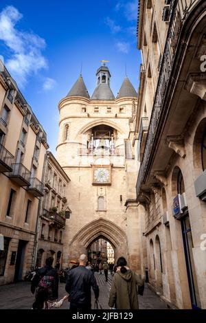 Foto di Porte Saint Eloi (porta di Saint Eloi) conosciuta anche come Grosse Cloche (Grande Campana), a Bordeaux, Francia, durante un pomeriggio nuvoloso. Tipico Bordeaux Foto Stock