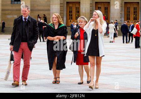 Dundee, Tayside, Scozia, Regno Unito. 1st luglio 2022. Diplomi di Dundee: L'ultimo giorno delle lauree universitarie le temperature nel nord-est della Scozia hanno superato i 20°C a causa del caldo sole estivo. Gli studenti della Dundee University e le loro famiglie si sono radunati a Dundee City Square e fuori dalla Caird Hall per celebrare i loro successi tardivi. Dal momento che la Scozia è stata sotto il blocco del Coronavirus per due anni, queste cerimonie di laurea sono ora in corso. Credit: Dundee Photographics/Alamy Live News Foto Stock