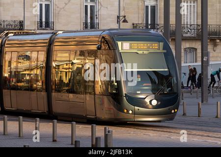Foto di un tram di bordeaux che passa per il centro della città. La rete di tram di Bordeaux (francese: Tram di Bordeaux) consiste di quattro linee se Foto Stock