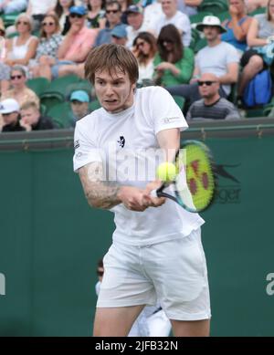 Londra, Regno Unito. 01st luglio 2022. Alexander Bublik del Kazakhstan in azione nella sua terza partita contro American Frances Tiafoe il giorno cinque dei campionati di Wimbledon 2022 a Londra venerdì 01 luglio 2022. Tiafoe ha vinto la partita 3-6, 7-6, 7-6, 6-4. Foto di Hugo Philpott/UPI Credit: UPI/Alamy Live News Foto Stock