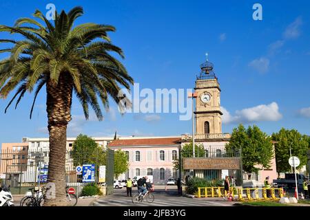Francia, Var, Tolone, Arsenal entrata sul lato della città e la Torre dell'Orologio Foto Stock