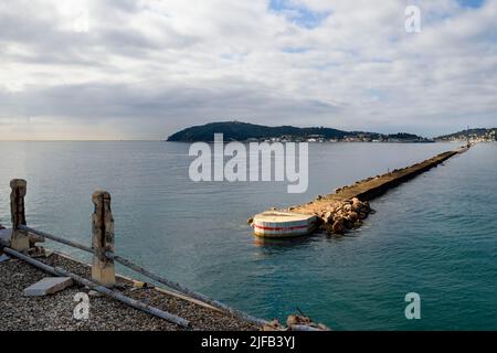 Francia, Var, Tolone, il grande molo nel cuore del porto visto dalla mole silpedo Foto Stock