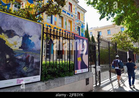 Francia, Var, Tolone, Centro d'Arte dell'Hotel des Arts, decorazioni dipinte sulla facciata dall'artista Alexandre Benjamin Navet Foto Stock