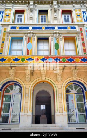 Francia, Var, Tolone, Centro d'Arte dell'Hotel des Arts, decorazioni dipinte sulla facciata dall'artista Alexandre Benjamin Navet Foto Stock