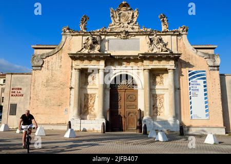 Francia, Var, Tolone, Musée National de la Marine (Museo Nazionale della Marina), la porta dell'Arsenale costruita nel 1738 e si trasferì per diventare l'ingresso al museo Foto Stock