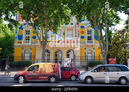 Francia, Var, Tolone, Centro d'Arte dell'Hotel des Arts, decorazioni dipinte sulla facciata dall'artista Alexandre Benjamin Navet Foto Stock