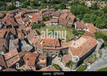 Francia, Var, la Dracenie, villaggio di Tourtour, etichettato Les Plus Beaux Villages de France (i più bei villaggi di Francia), il vecchio castello chiamato Laval castello dal 12th secolo trasformato in una dimora (vista aerea) Foto Stock