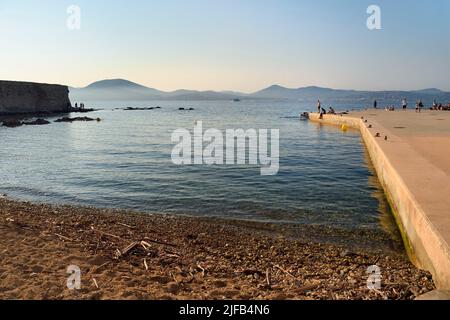 Francia, Var, Saint-Tropez, Plage de la Ponche spiaggia dove sono costruite le alte case con facciata di colore ocra, giallo o arancio Foto Stock