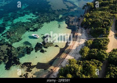 Francia, Var, Iles d'Hyeres, Parc National de Port Cros (Parco Nazionale di Port Cros), Porquerolles isola, Notre-Dame spiaggia nella baia di Alycastre (vista aerea) Foto Stock